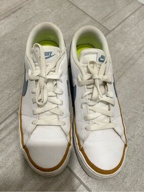 Nike Legacy Sneakers